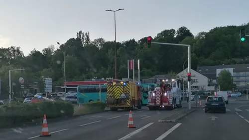Le Mans : collision entre un autocar et une voiture sur l'avenue...