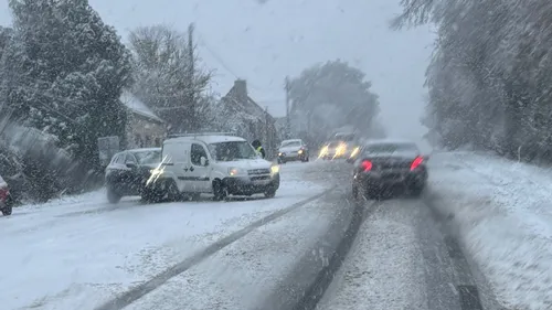 Neige en Sarthe : camions en difficulté, plusieurs routes bloquées