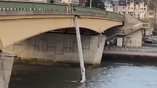 Rouen : un bras de grue encastré dans le pont