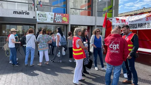 Allonnes : les Atsem mobilisées devant la mairie