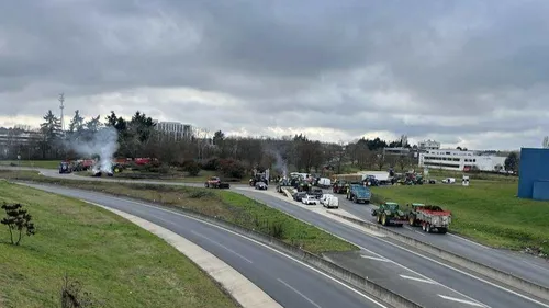 Aux portes de Blois, la Coordination Rurale maintient ses blocages
