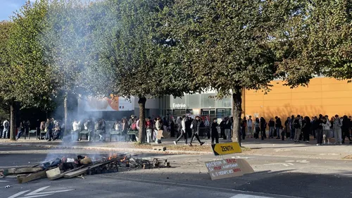 Blocus des lycées : blessés, départs de feu et tensions dans le...