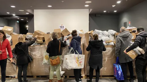 Caen : la vente de colis perdus attire les curieux !