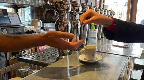 En centre-ville du Mans, le café à 1 euro du "Lézard", c’est...