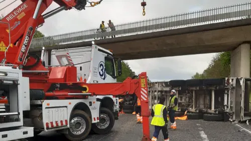 Près de Sablé-sur-Sarthe, le camion se couche sur l'A11