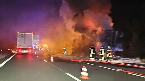 Sarthe : un poids lourd en feu, l'A11 coupée