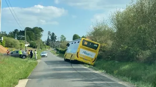 Roëzé-sur-Sarthe : l'autocar scolaire finit dans le fossé