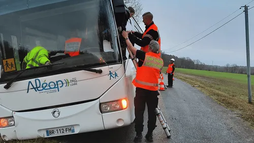 Tresson : un car scolaire s'immobilise dans le fossé