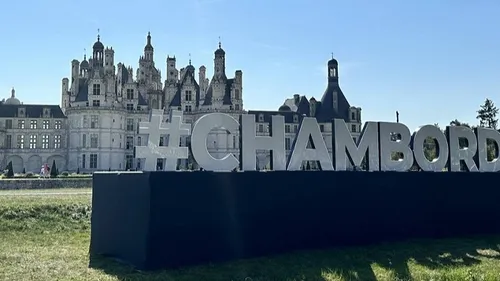 Le soleil tape sur Chambord, les annulations pleuvent