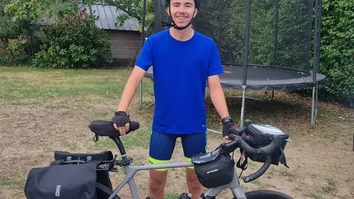 800 kilomètres à vélo : le défi solidaire de cet étudiant sarthois