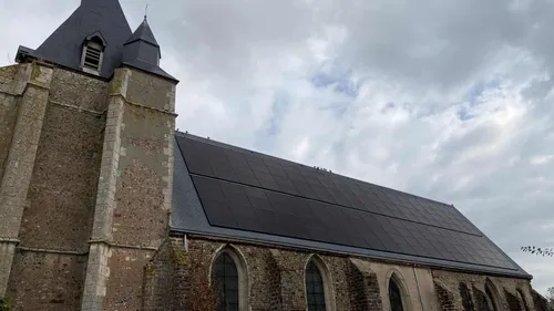 A Fruncé, des panneaux solaires sur le toit de l’église