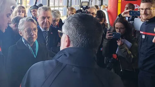 A Caen, Elisabeth Borne salue "l'action exemplaire" des secours