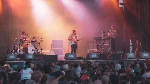 Quels artistes sur "Ça sonne à la porte" en 2025 ?