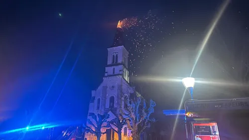 Indre : une église en feu à cause de la foudre