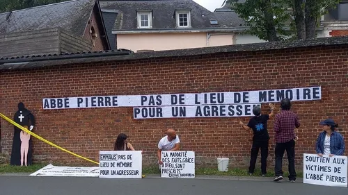 Abbé Pierre : une association demande la fermeture du lieu de...