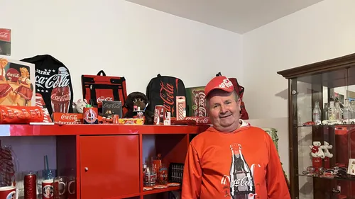 Il collectionne les objets de la marque Coca-Cola