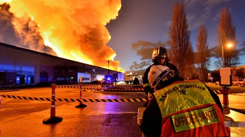 [PHOTOS] Grand-Couronne : trois entrepôts touchés par les flammes