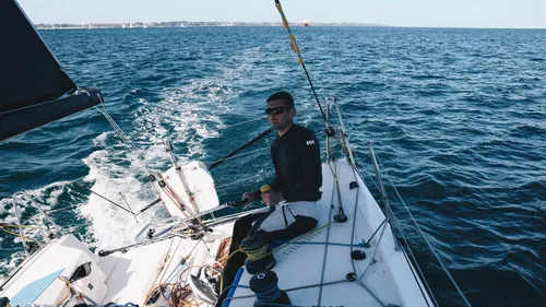"C'est incroyable" : Hugo Cardon brille sur la Solitaire du Figaro