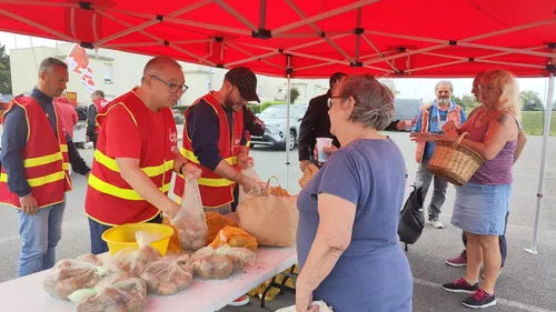 Loir-et-Cher : une distribution de pommes de terre en marge des manifs