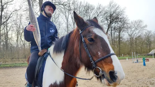 La belle chevauchée d’Adrien, porte-flamme paralympique pour Paris...