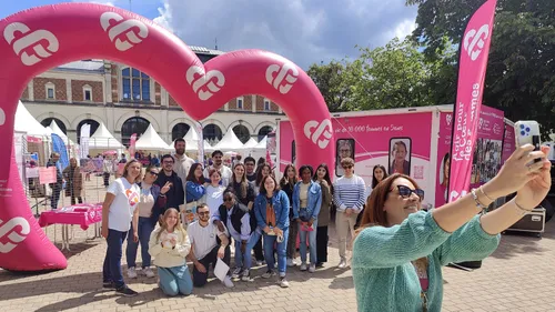 Blois : rencontres à l’arrêt du bus qui sauve des vies