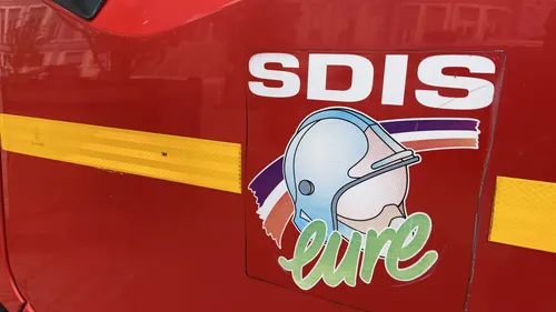 Feu de maison en fin de nuit à Saint-Georges-Motel