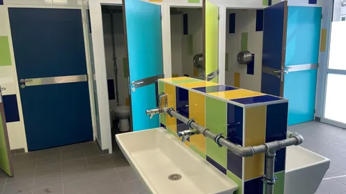 Dans ces collèges sarthois, les toilettes sont mixtes