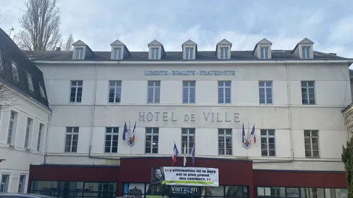 Vierzon : le drapeau palestinien hissé sur le fronton de la mairie