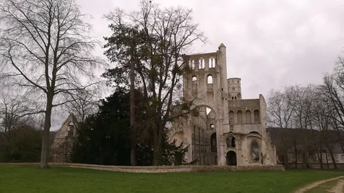 Seine-Maritime : une sépulture découverte à l’abbaye de Jumièges