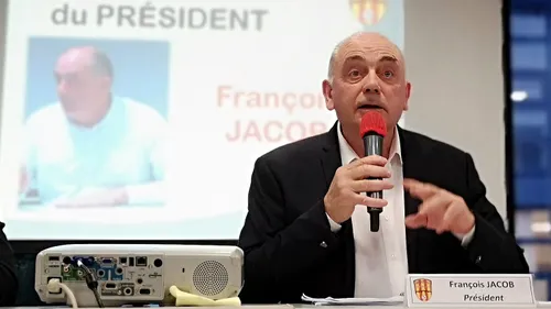 Blois : il propose de payer deux terrains de football de sa poche !