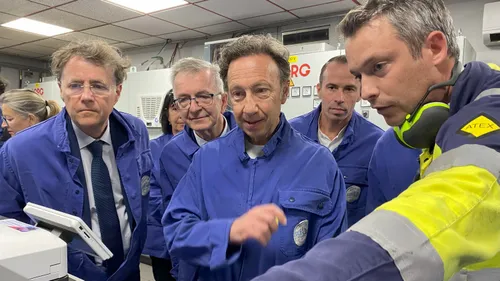 Stéphane Bern lève son verre pour Duralex