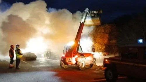 Sur l'A28 aux portes du Mans, un camion chargé de paille s'embrase