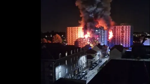 Rouen : deux immeubles en feu finissent par s'écrouler