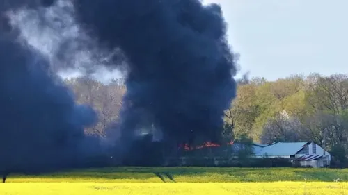 Saint-Sébastien-de-Morsent : le bâtiment agricole prend feu,...