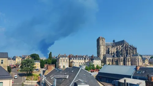 Au nord du Mans, quel est ce spectaculaire panache de fumée ?