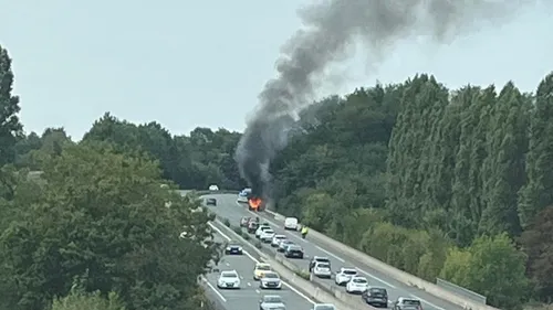 Au Mans, la voiture prend feu sur la rocade
