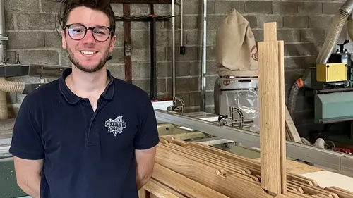 A 23 ans, ce menuisier sarthois décroche le label de maître-artisan