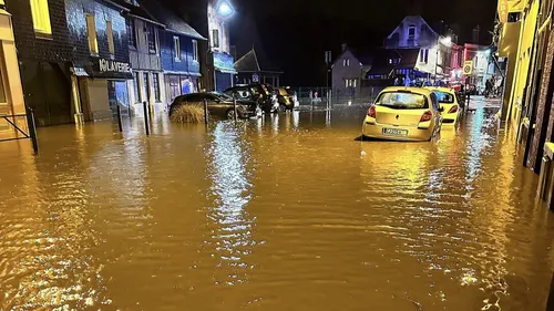 La Rivière-Saint-Sauveur : l'Orange inonde les rues, des habitants...