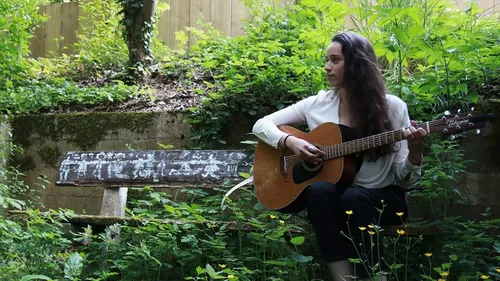 L'hymne à l'instant présent chanté par la Sarthoise Lola Baï