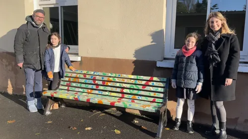 Luc-sur-Mer : un banc de l'amitié dans la cour d'école