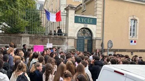 Au Mans, les lycéens massés devant leurs établissements
