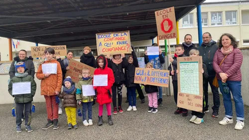 La Loupe : mobilisation devant l'école et le collège