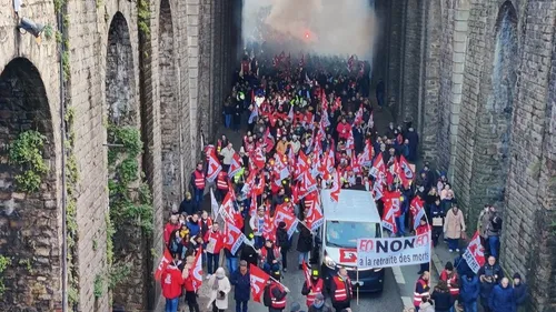 Retraites : des milliers de manifestants dans l'ouest