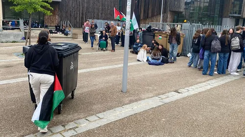 Au Mans, ils bloquent le lycée Bellevue pour alerter sur le sort...