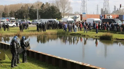 Gonfreville-l’Orcher : les pêcheurs tentent de bloquer la raffinerie