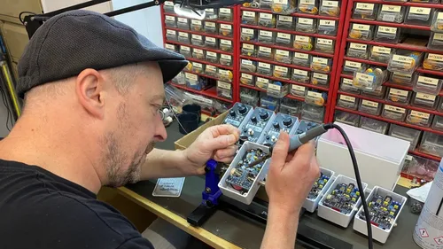 Sarthe : il vend ses pédales partout dans le monde 