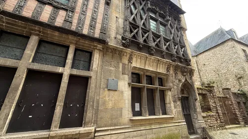 Une bâtisse historique du vieux Mans à vendre