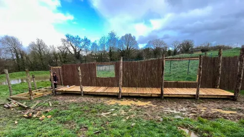 Une passerelle pour observer les abeilles au Refuge de l’Arche