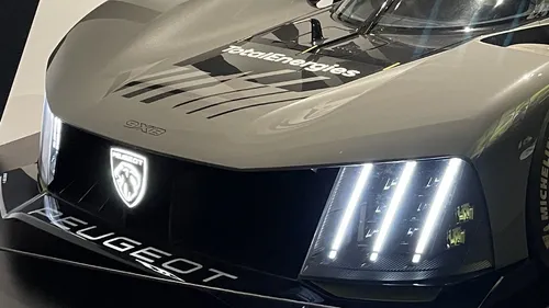 Le logo de l’Hypercar Peugeot fabriqué en Sarthe