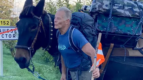 Pierrot et son mulet en marche pour une randonnée de cinq ans à...